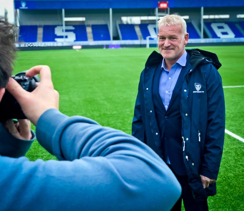 SA: Lokalavisa var på plass for å intervjue Johnsen. (Foto: Alexander Klaussen)